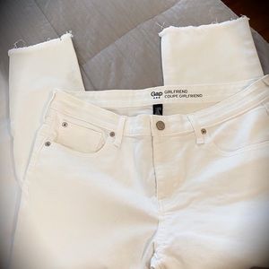 WHITE JEANS BY GAP CROPPED MID RISE. 🤍🤍🤍❤️ WITH RAW HEM LINE.